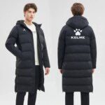 Parka foot homme matelassée et noire porté par un homme de face et de dos, sur fond blanc