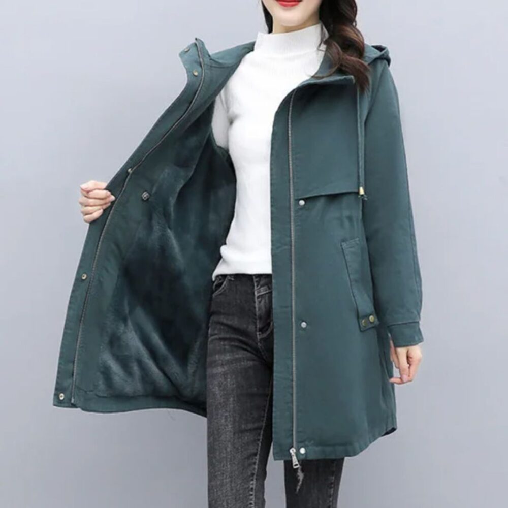 femme portant une Parka fourrée femme bleue avec poches et capuche moderne