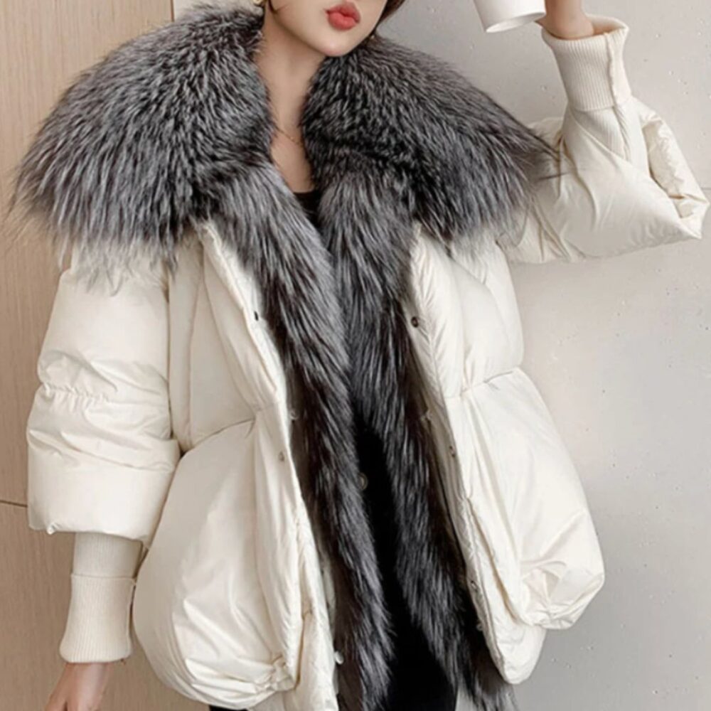 Parka fourrée femme fourrure de renard blanche avec gros col femme portant une Parka fourrée femme fourrure de renard blanche avec gros col