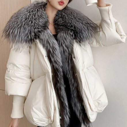femme portant une Parka fourrée femme fourrure de renard blanche avec gros col