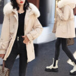 Parka fourrée femme longue avec capuche en fausse fourrure, de couleur beige porté par une femme avec une vue de face et une de profil, dans une rue.