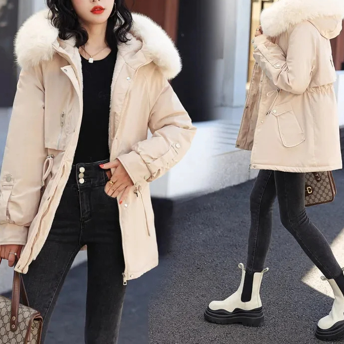 Parka fourrée femme longue avec capuche en fausse fourrure Parka fourrée femme longue avec capuche en fausse fourrure, de couleur beige porté par une femme avec une vue de face et une de profil, dans une rue.