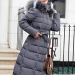 femme portant une Parka fourrée femme longue grise avec grande capuche