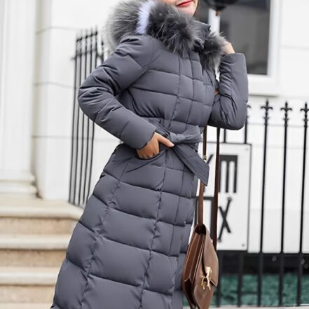 femme portant une Parka fourrée femme longue grise avec grande capuche