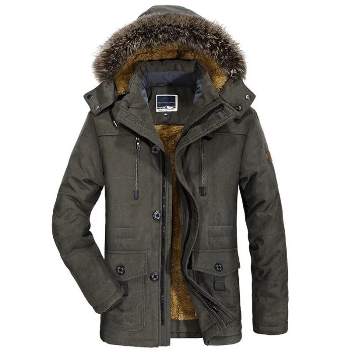 Parka fourrée homme avec capuche kaki en fausse fourrure Parka fourrée homme avec capuche kaki en fausse fourrure de couleur kaki, avec fermeture à zipper centrale et boutonnage simple