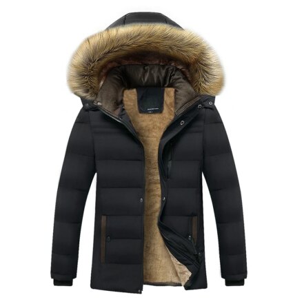 Parka fourrée homme matelassée avec capuche en fausse fourrure, de couleur noire, avec intérieur polaire marron. Sur fond blanc.