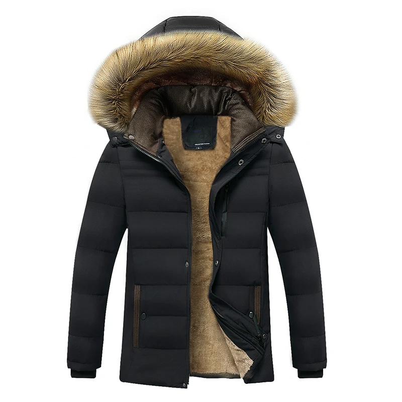 Parka fourrée homme matelassée avec capuche en fausse fourrure Parka fourrée homme matelassée avec capuche en fausse fourrure, de couleur noire, avec intérieur polaire marron. Sur fond blanc.