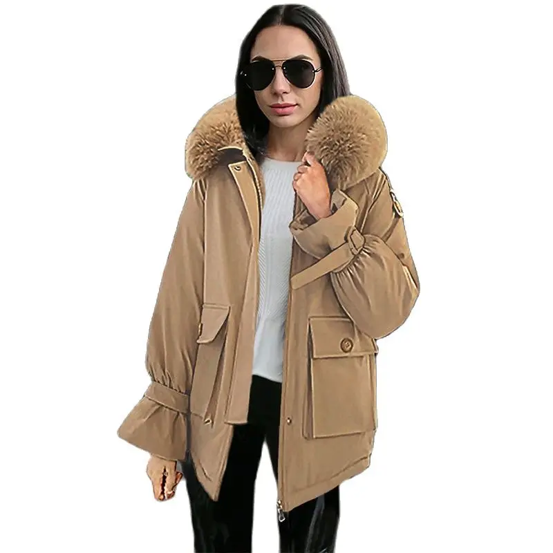 Parka fourrure femme beige à capuche épaisse grande poches femme portant une Parka fourrure femme beige à capuche épaisse grande poches