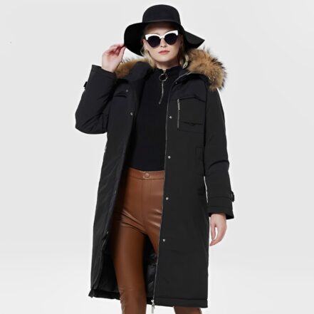 Femme portant une Parka fourrure femme longue noire avec capuche épaisse et chaude