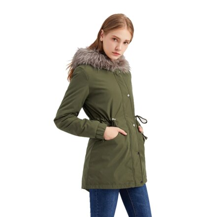 femme portant une Parka fourrure femme verte avec serrage ceinture