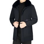 Parka fourrure homme avec col à revers noir, avec fermeture à zipper, porté par un homme vêtu de noir