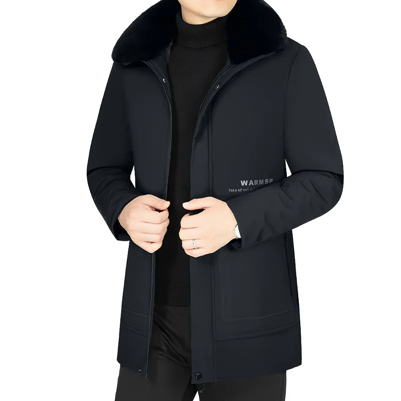 Parka fourrure homme avec col à revers noir Parka fourrure homme avec col à revers noir, avec fermeture à zipper, porté par un homme vêtu de noir
