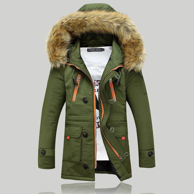 Parka fourrure homme avec multi poche et capuche Parka fourrure homme avec multi poche et capuche, de couleur kaki, avec capuche en fausse fourrure