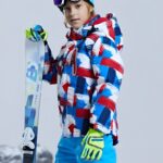 garcon portant une Parka garçon bleu rouge et blanche idéal pour les sports d'hiver