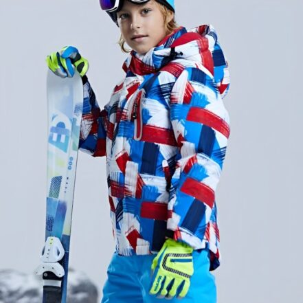 garcon portant une Parka garçon bleu rouge et blanche idéal pour les sports d'hiver