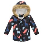 Parka garçon matelassée à motifs dinosaures colorés avec capuche en fausse fourrure, parka de couleur noire. Sur un fond blanc.