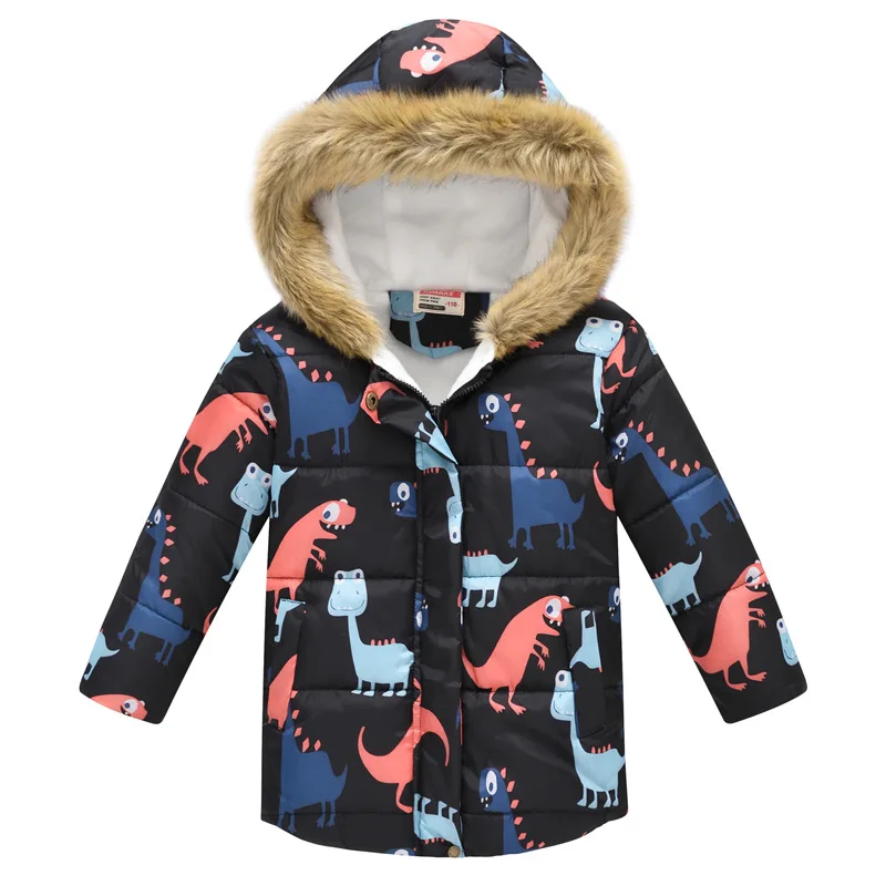 Parka garçon matelassée à motifs dinosaures avec capuche Parka garçon matelassée à motifs dinosaures colorés avec capuche en fausse fourrure, parka de couleur noire. Sur un fond blanc.