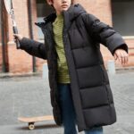 Garcon portant une Parka garçon noire mi-longue avec capuche et lien de serrage