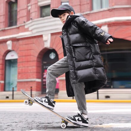 Parka garçon noire mi-longue épaisse avec capuche et grandes poches