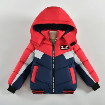 Parka garçon rouge et bleu avec capuche, matelassée, sur un fond gris
