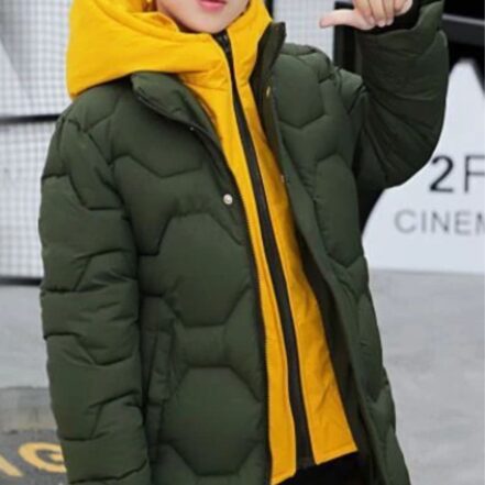 garcon portant une Parka garçon verte et jaune effet trompe-l'oeil