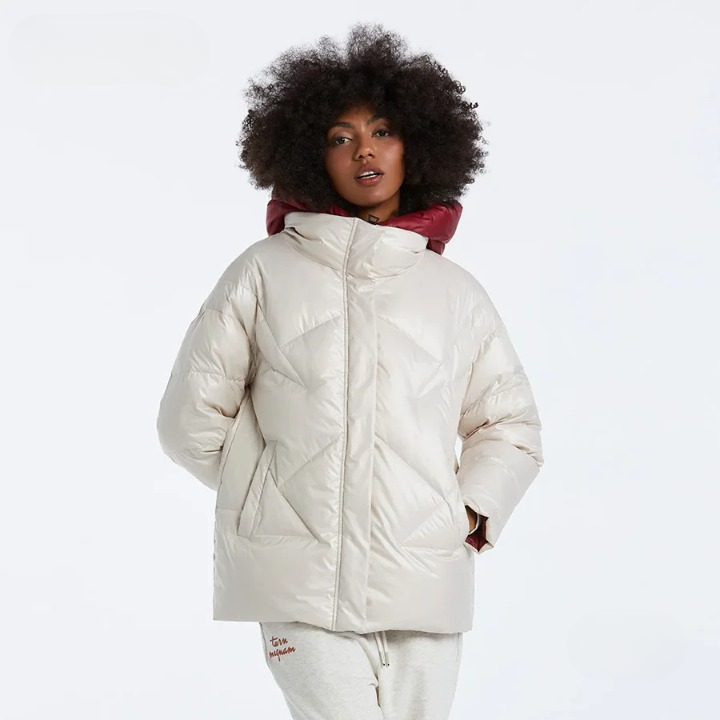 Parka hiver femme courte et décontractée avec capuche Parka hiver femme courte et décontractée avec capuche sur une femme sur fond gris