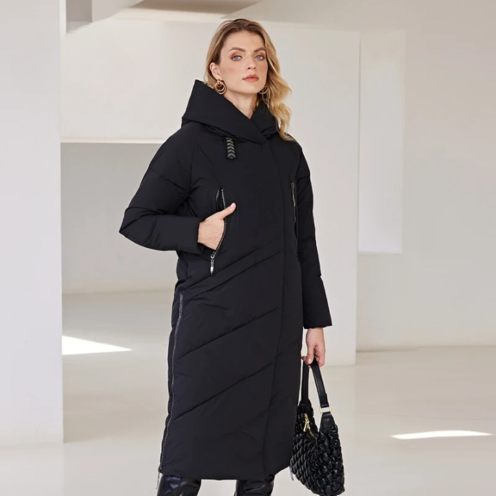 Parka hiver femme longue et décontractée avec capuche Parka hiver femme longue et décontractée avec capuche sur une femme sur fond gris