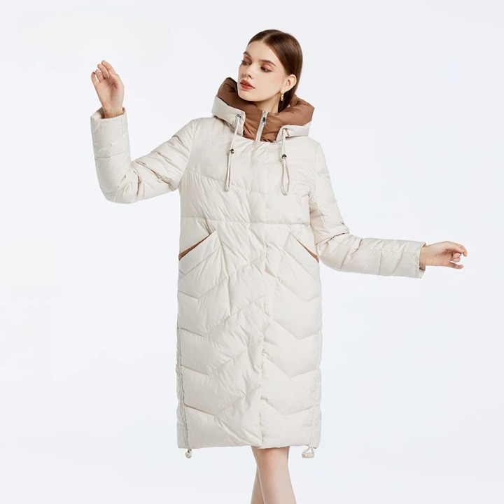 Parka hiver femme matelassée et coupe-vent à capuche Parka hiver femme matelassée et coupe-vent à capuche sur une femme sur fond gris