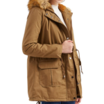 Parka hiver femme mi-longue et épaisse avec capuche sur une femme sur fond blanc