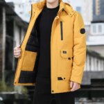 Parka hiver homme à capuche amovible jaune, multi poche, intérieur polaire noir, porté par un mannequin