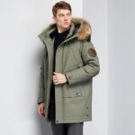 Parka hiver homme avec capuche en fausse fourrure, de couleur vert kaki, mi longue, porté par un homme positionné de 3/4