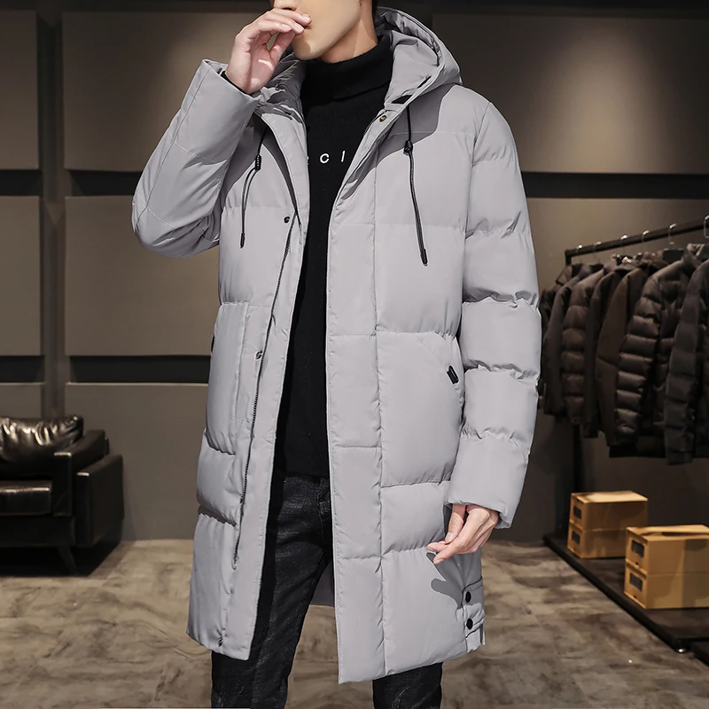 Parka hiver homme effet matelassé gris avec capuche Parka hiver homme effet matelassé gris avec capuche, longue et de couleur grise, portée par un homme