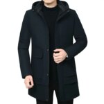 Parka homme imperméable avec capuche chaude et élégante, de couleur noire, porté par un homme debout habillé en noir.