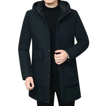 Parka homme imperméable avec capuche chaude et élégante, de couleur noire, porté par un homme debout habillé en noir.
