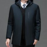 Parka homme imperméable avec capuche coupe vent, de couleur bleu marine, avec une fermeture à zipper, élégante, portée par un homme avec une cravate