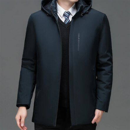 Parka homme imperméable avec capuche coupe vent, de couleur bleu marine, avec une fermeture à zipper, élégante, portée par un homme avec une cravate