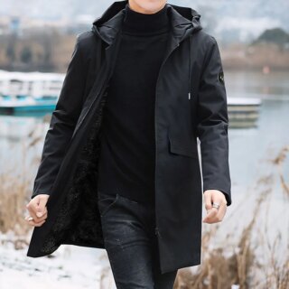 Parka homme imperméable avec capuche élégante et chaude, de couleur noire, porté par un homme, avec un lac derrière lui