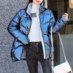 Femme portant une Parka imperméable femme bleu matelassée