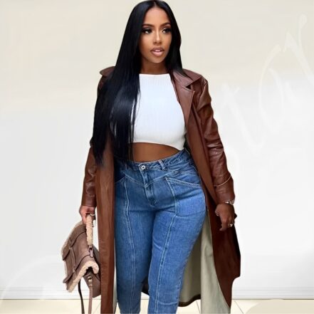 femme portant une Parka imperméable femme long marron avec ceinture