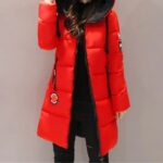 femme portant une Parka imperméable femme rouge à capuche