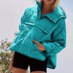 femme portant une Parka imperméable femme type poncho matelassé bleue