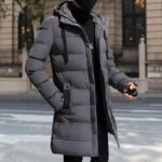 Parka imperméable homme avec capuche et effet matelassé dans une rue