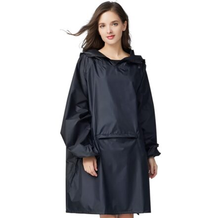 femme portant une Parka légère femme type poncho à capuche imperméable