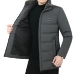 Parka légère homme avec effet matelassé de couleur grise, sans capuche, intérieur de la parka noire, portée par un homme