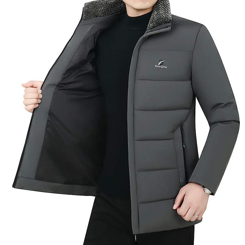 Parka légère homme avec effet matelassé Parka légère homme avec effet matelassé de couleur grise, sans capuche, intérieur de la parka noire, portée par un homme