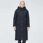 Parka longue femme réversible avec capuche sur une femme sur fond gris