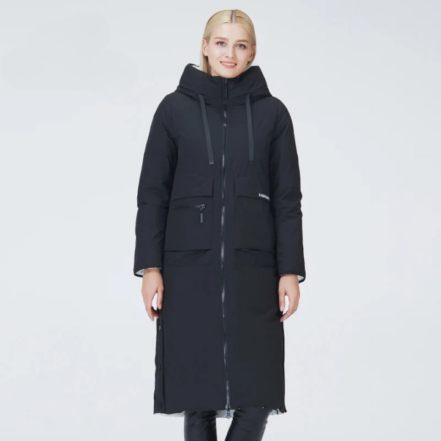 Parka longue femme réversible avec capuche sur une femme sur fond gris