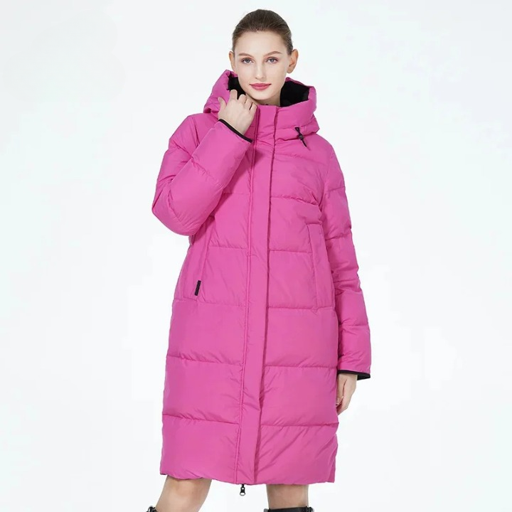 Parka longue femme rose et réversible avec capuche Parka longue femme rose et réversible avec capuche sur une femme sur fond gris