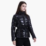 Parka matelassée femme avec ceinture noire, sur fond blanc