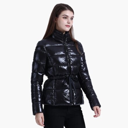 Parka matelassée femme avec ceinture noire, sur fond blanc